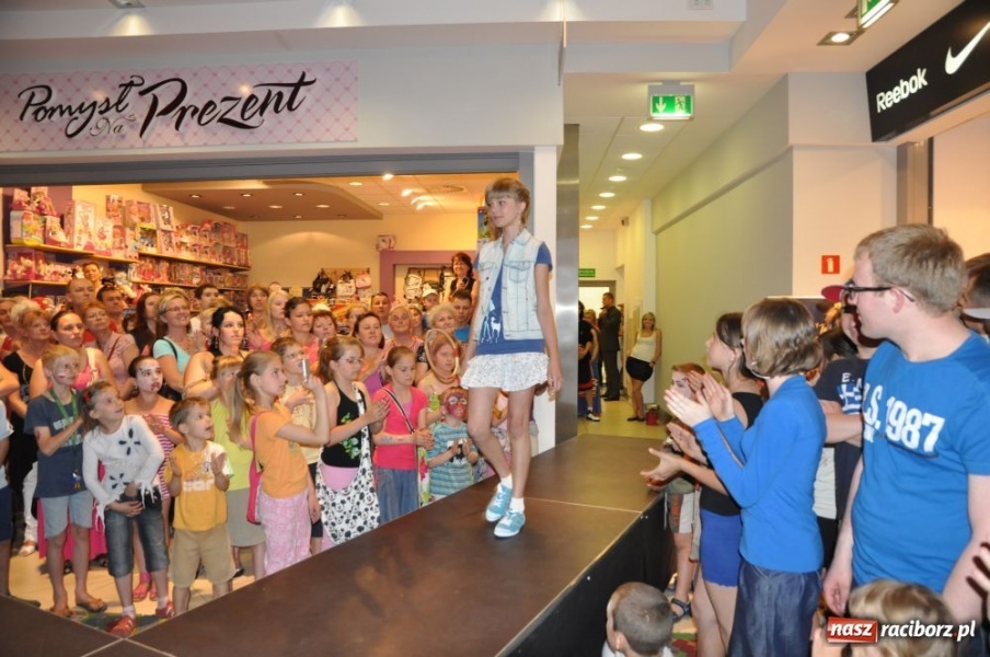 Zdjęcie w galerii na portalu naszraciborz.pl: Raciborzanie na pokazie mody w Młyńskiej wiadomości z regionu