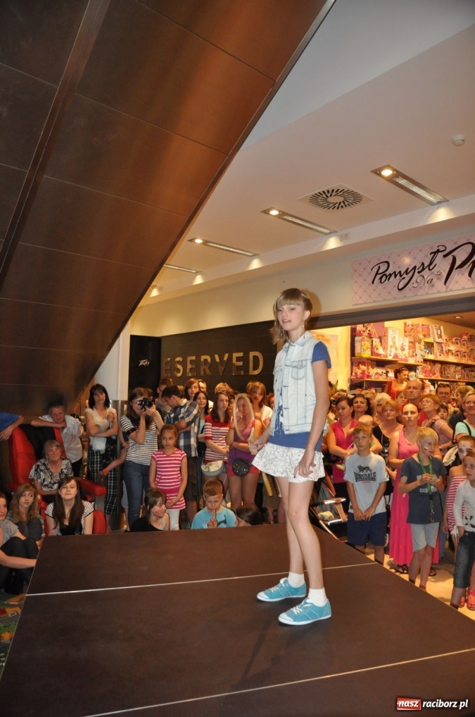 Zdjęcie w galerii na portalu naszraciborz.pl: Raciborzanie na pokazie mody w Młyńskiej wiadomości z regionu