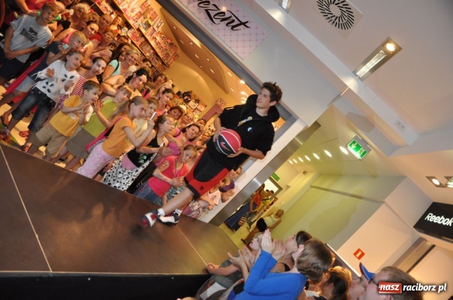 Zdjęcie w galerii na portalu naszraciborz.pl: Raciborzanie na pokazie mody w Młyńskiej wiadomości z regionu