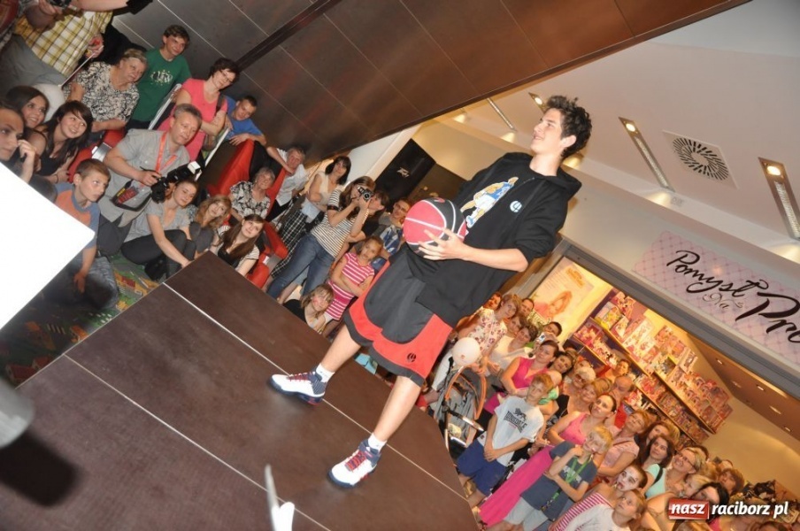 Zdjęcie w galerii na portalu naszraciborz.pl: Raciborzanie na pokazie mody w Młyńskiej wiadomości z regionu