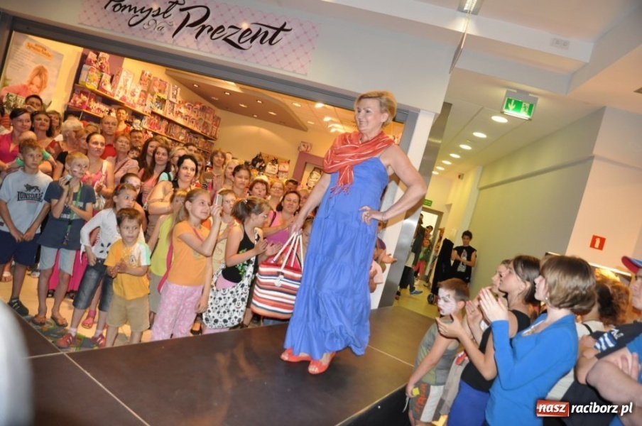 Zdjęcie w galerii na portalu naszraciborz.pl: Raciborzanie na pokazie mody w Młyńskiej wiadomości z regionu