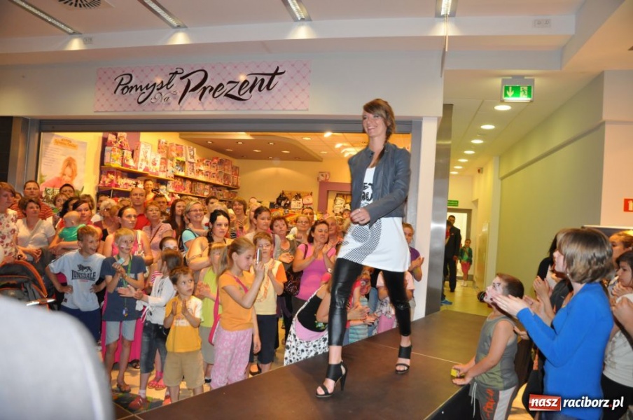 Zdjęcie w galerii na portalu naszraciborz.pl: Raciborzanie na pokazie mody w Młyńskiej wiadomości z regionu