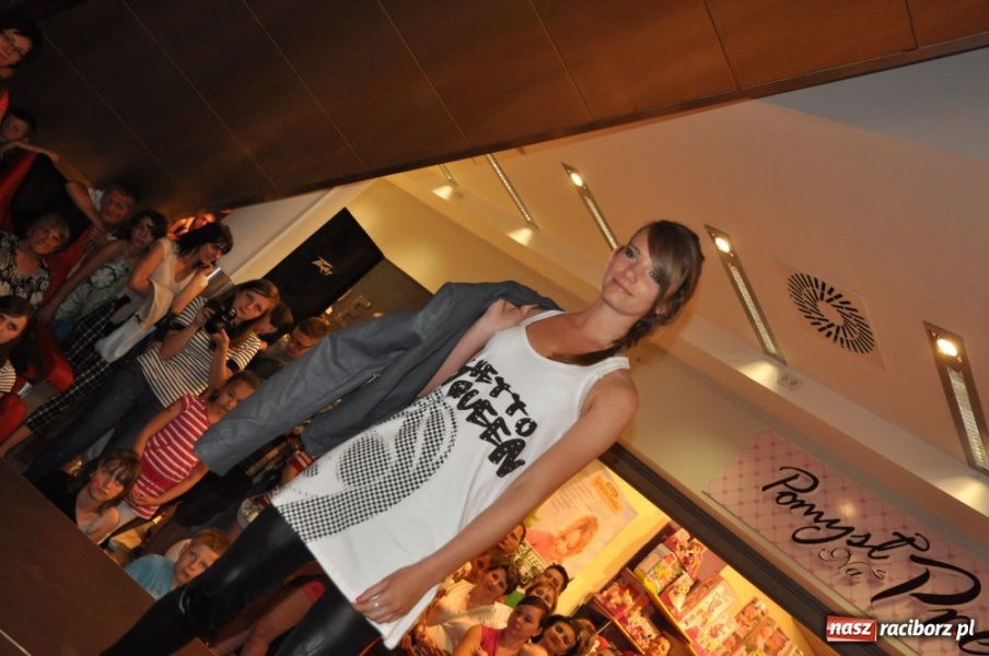 Zdjęcie w galerii na portalu naszraciborz.pl: Raciborzanie na pokazie mody w Młyńskiej wiadomości z regionu