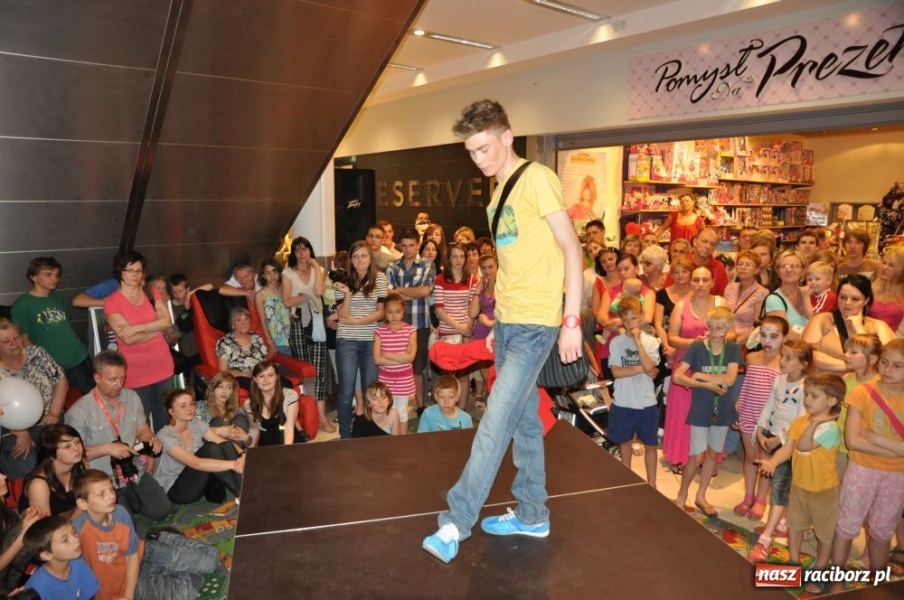 Zdjęcie w galerii na portalu naszraciborz.pl: Raciborzanie na pokazie mody w Młyńskiej wiadomości z regionu