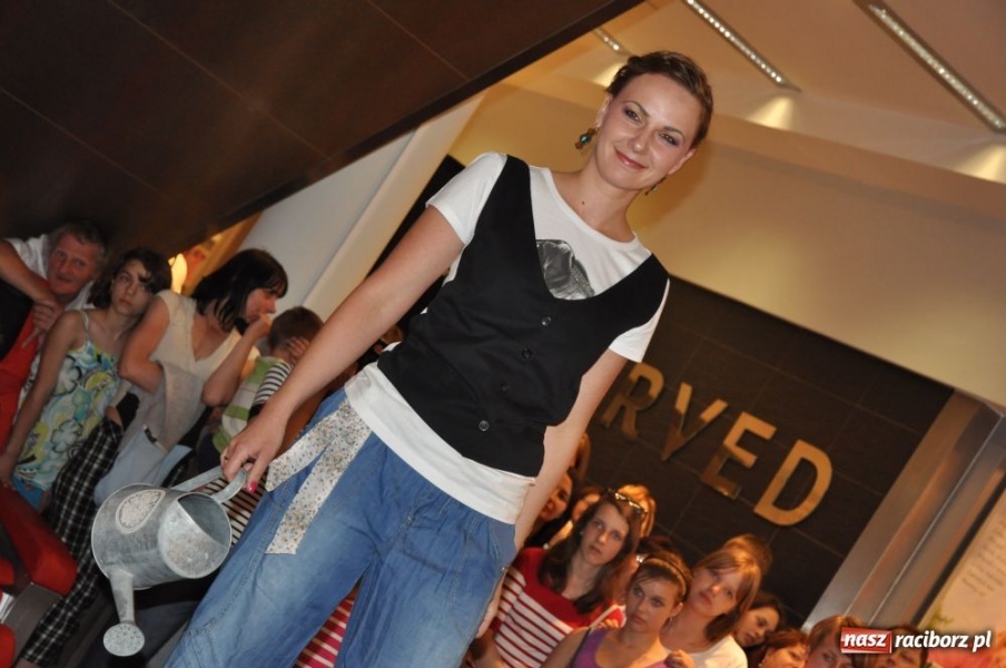 Zdjęcie w galerii na portalu naszraciborz.pl: Raciborzanie na pokazie mody w Młyńskiej wiadomości z regionu