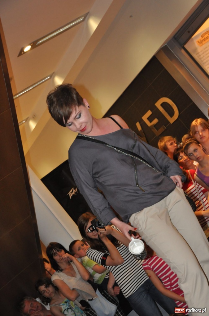 Zdjęcie w galerii na portalu naszraciborz.pl: Raciborzanie na pokazie mody w Młyńskiej wiadomości z regionu