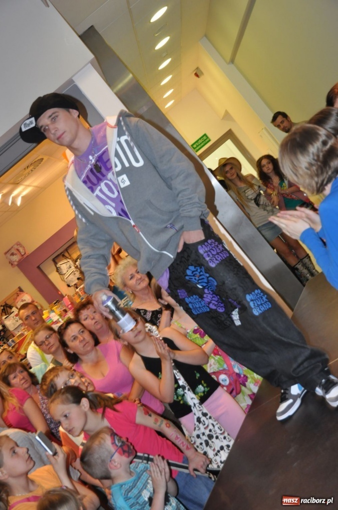 Zdjęcie w galerii na portalu naszraciborz.pl: Raciborzanie na pokazie mody w Młyńskiej wiadomości z regionu