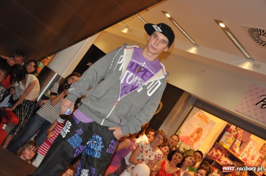 Zdjęcie w galerii na portalu naszraciborz.pl: Raciborzanie na pokazie mody w Młyńskiej wiadomości z regionu