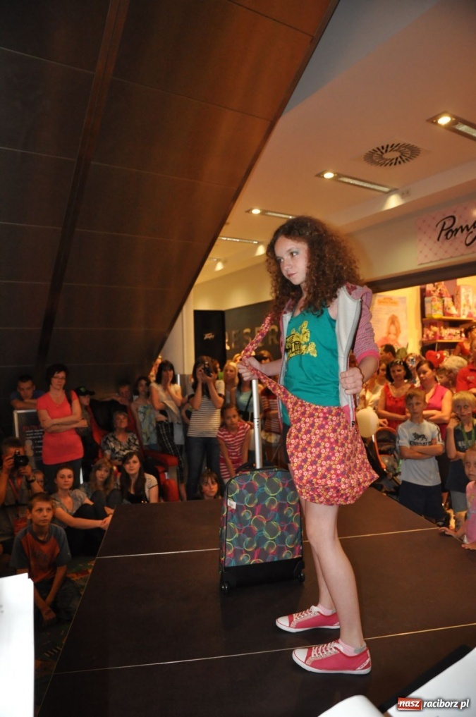 Zdjęcie w galerii na portalu naszraciborz.pl: Raciborzanie na pokazie mody w Młyńskiej wiadomości z regionu