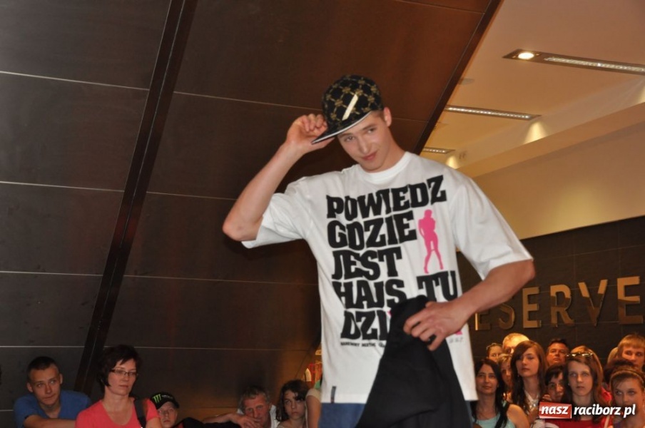 Zdjęcie w galerii na portalu naszraciborz.pl: Raciborzanie na pokazie mody w Młyńskiej wiadomości z regionu