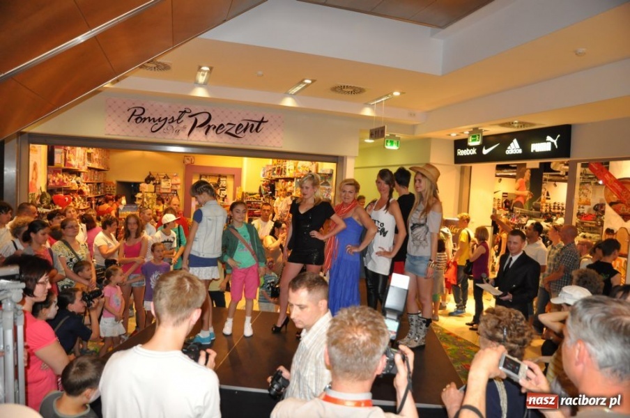 Zdjęcie w galerii na portalu naszraciborz.pl: Raciborzanie na pokazie mody w Młyńskiej wiadomości z regionu