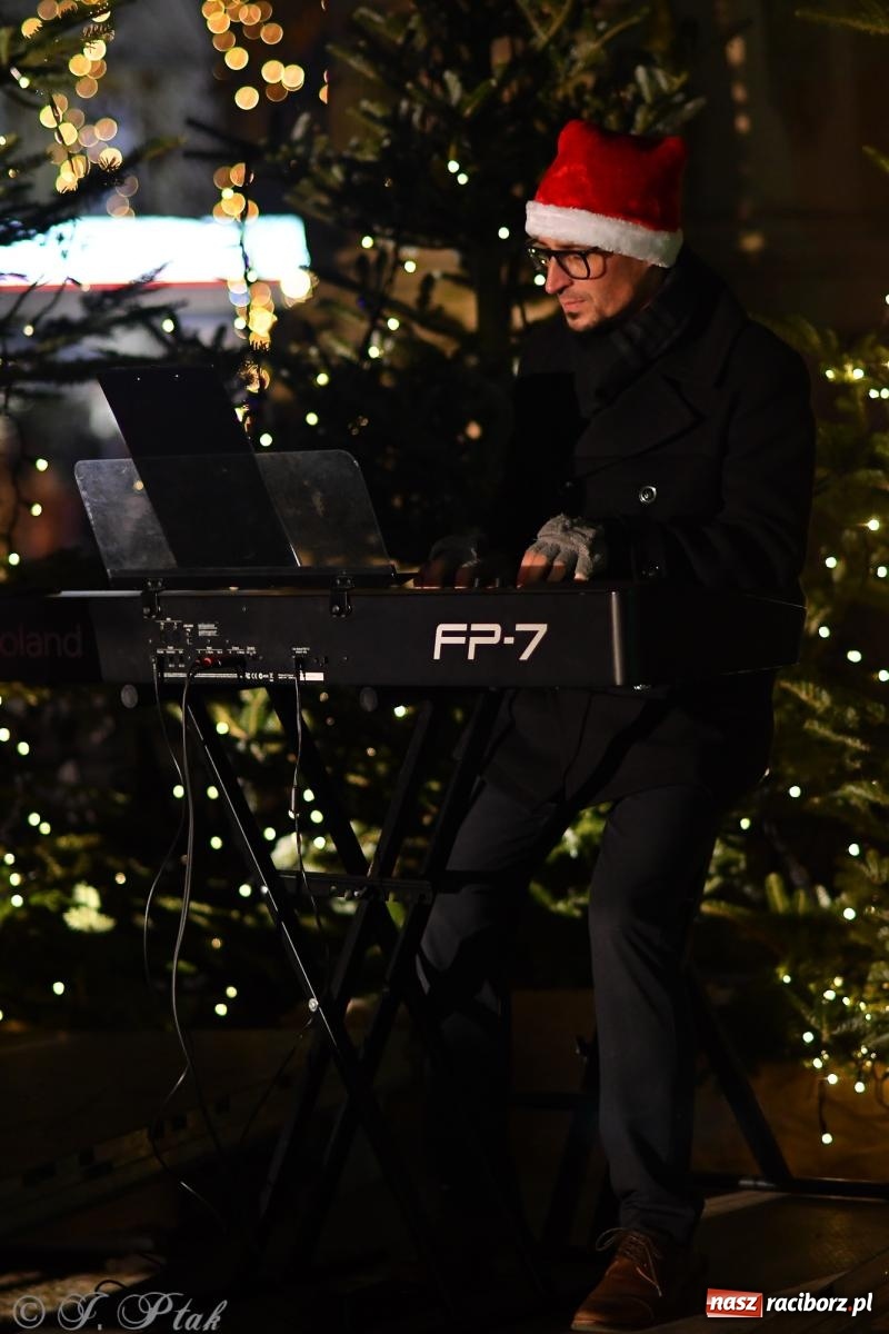 Zdjęcie w galerii na portalu naszraciborz.pl: Raciborski jarmark 2025. Muzyczna sobota za nami. W niedzielę kolejne atrakcje wiadomości z regionu