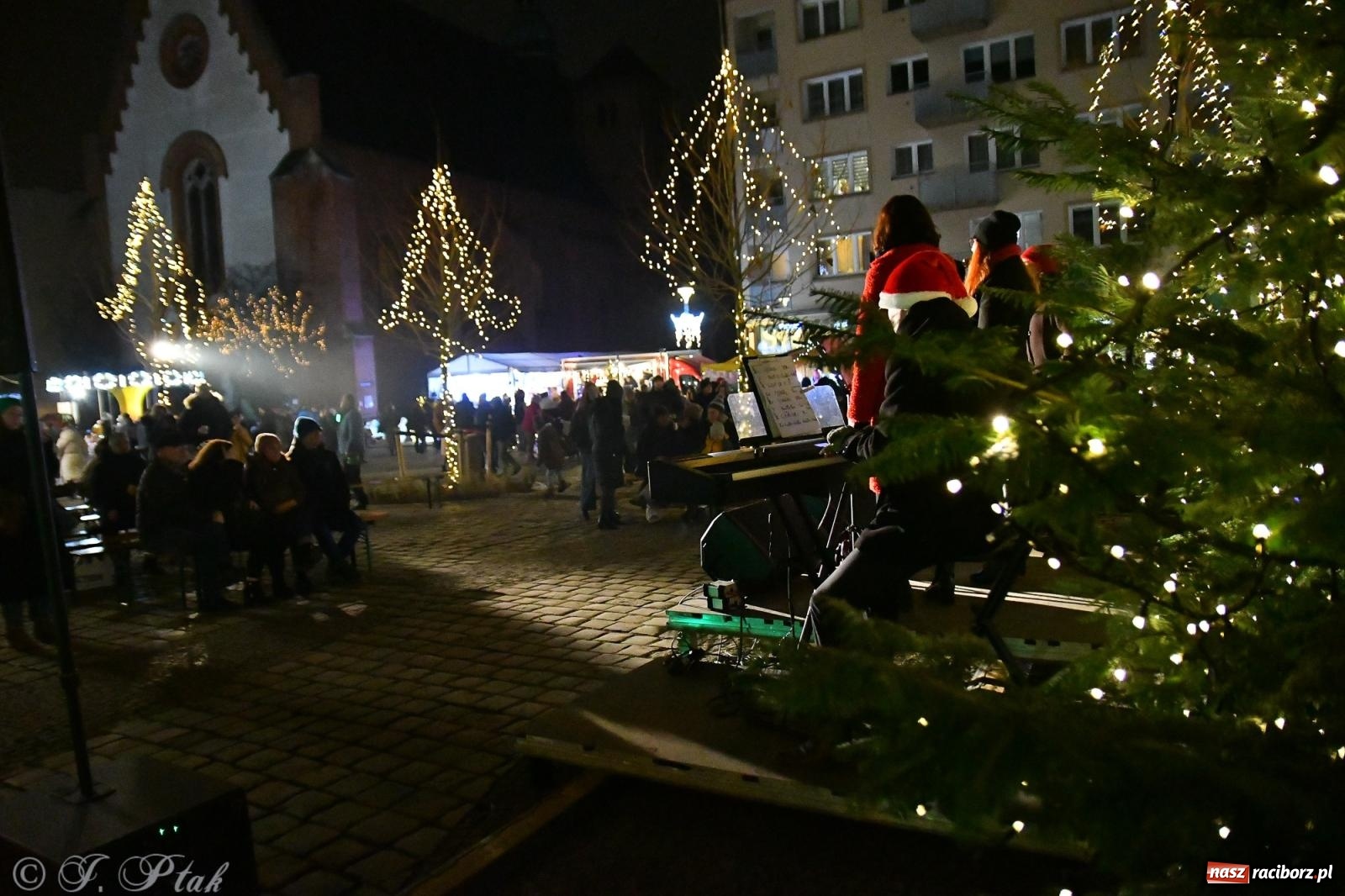 Zdjęcie w galerii na portalu naszraciborz.pl: Raciborski jarmark 2025. Muzyczna sobota za nami. W niedzielę kolejne atrakcje wiadomości z regionu