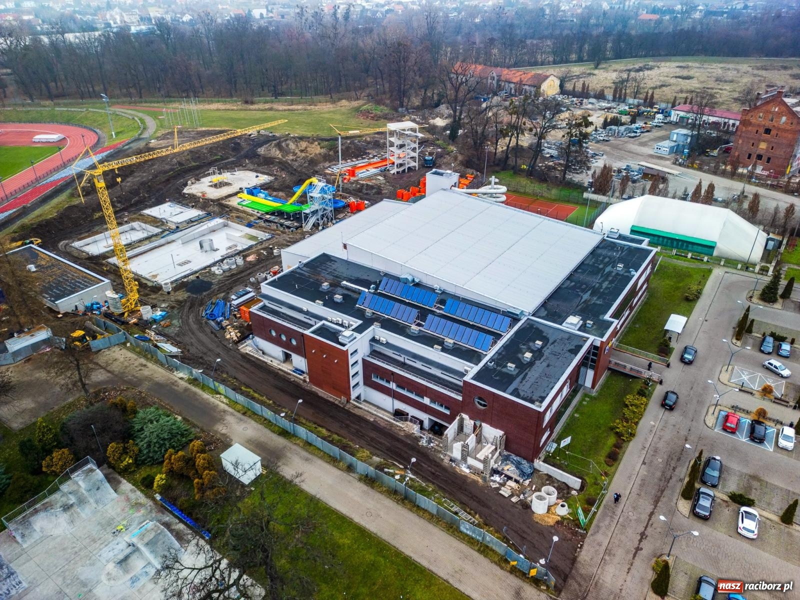 Zdjęcie w galerii na portalu naszraciborz.pl: Ostróg zyskuje nowe oblicze. Baseny zewnętrzne przy H2Ostróg i kolejne inwestycje zmieniają dzielnicę [AKTUALNE FOTO] wiadomości z regionu