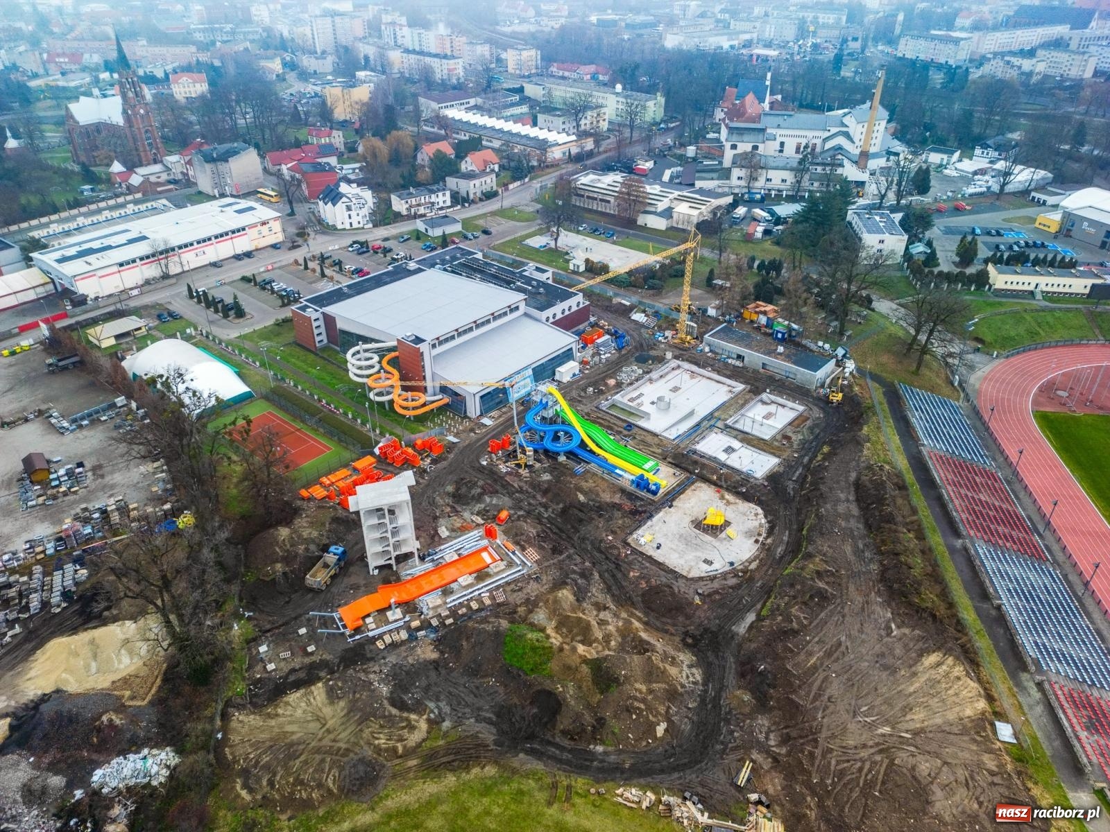 Zdjęcie w galerii na portalu naszraciborz.pl: Ostróg zyskuje nowe oblicze. Baseny zewnętrzne przy H2Ostróg i kolejne inwestycje zmieniają dzielnicę [AKTUALNE FOTO] wiadomości z regionu