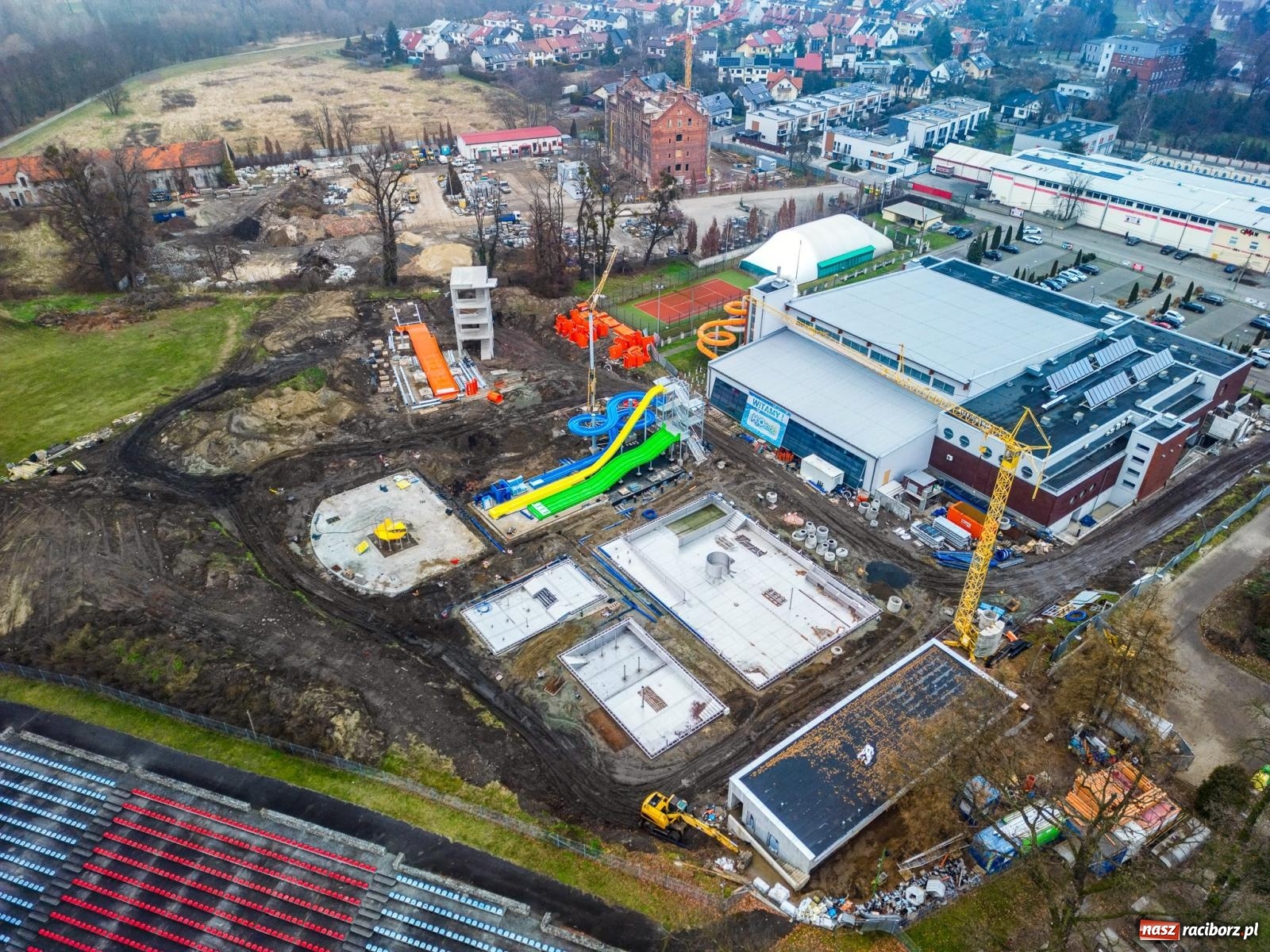Zdjęcie w galerii na portalu naszraciborz.pl: Ostróg zyskuje nowe oblicze. Baseny zewnętrzne przy H2Ostróg i kolejne inwestycje zmieniają dzielnicę [AKTUALNE FOTO] wiadomości z regionu