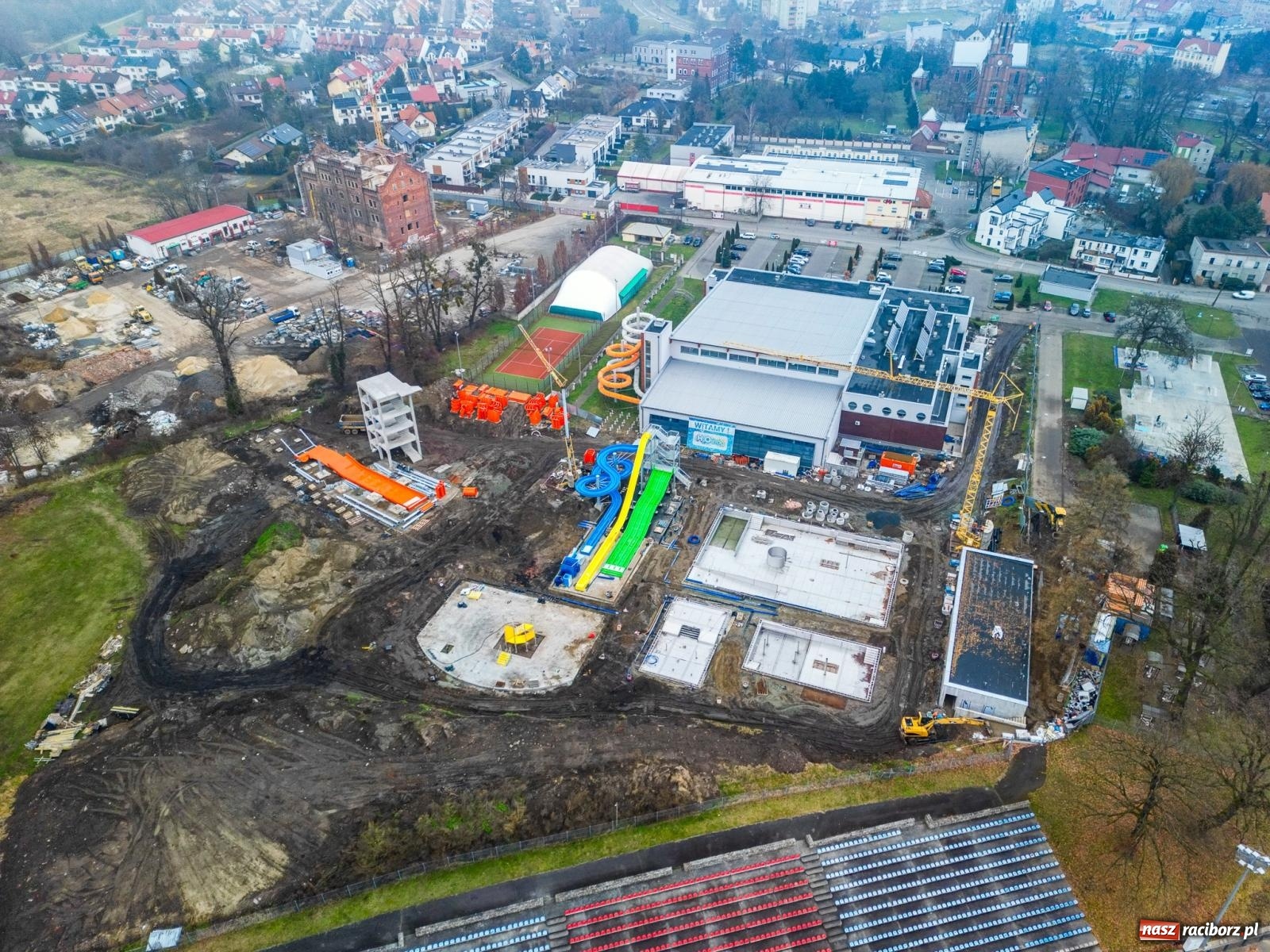 Zdjęcie w galerii na portalu naszraciborz.pl: Ostróg zyskuje nowe oblicze. Baseny zewnętrzne przy H2Ostróg i kolejne inwestycje zmieniają dzielnicę [AKTUALNE FOTO] wiadomości z regionu
