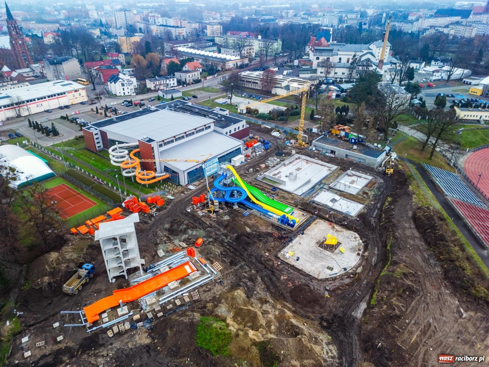 Zdjęcie w galerii na portalu naszraciborz.pl: Ostróg zyskuje nowe oblicze. Baseny zewnętrzne przy H2Ostróg i kolejne inwestycje zmieniają dzielnicę [AKTUALNE FOTO] wiadomości z regionu