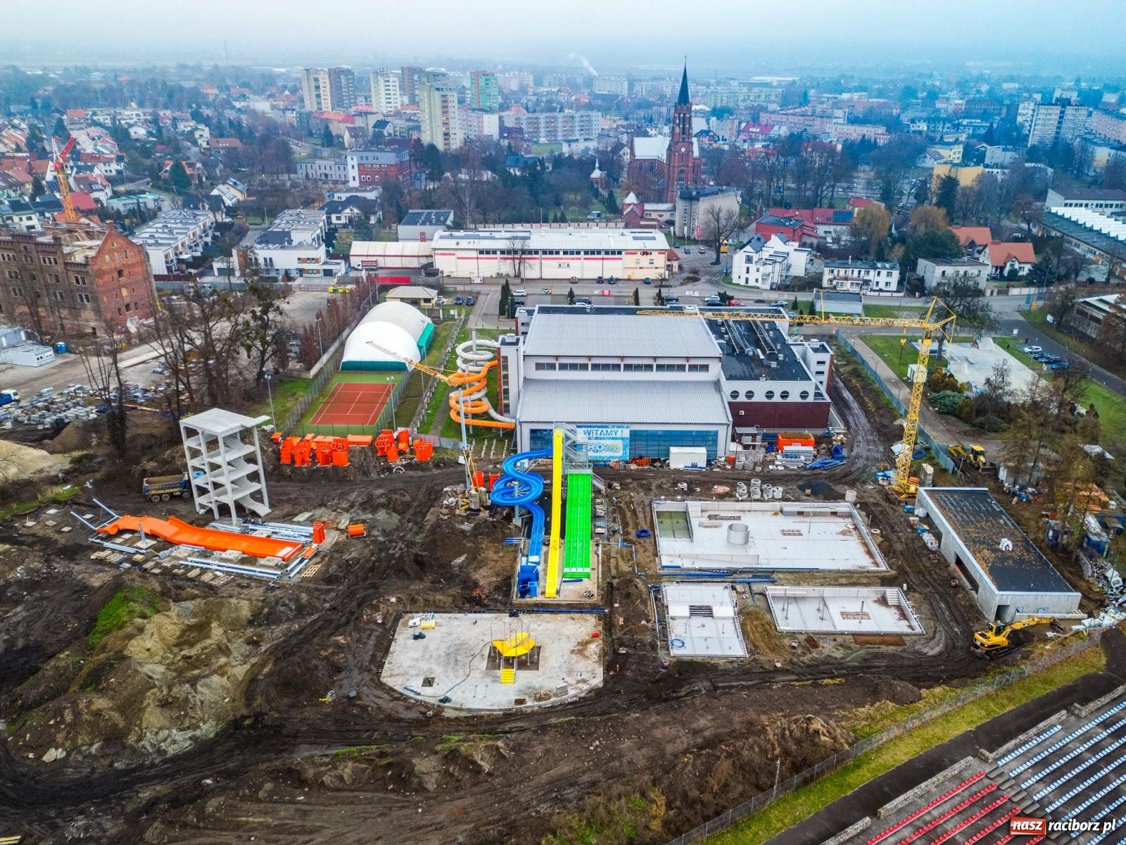 Zdjęcie w galerii na portalu naszraciborz.pl: Ostróg zyskuje nowe oblicze. Baseny zewnętrzne przy H2Ostróg i kolejne inwestycje zmieniają dzielnicę [AKTUALNE FOTO] wiadomości z regionu