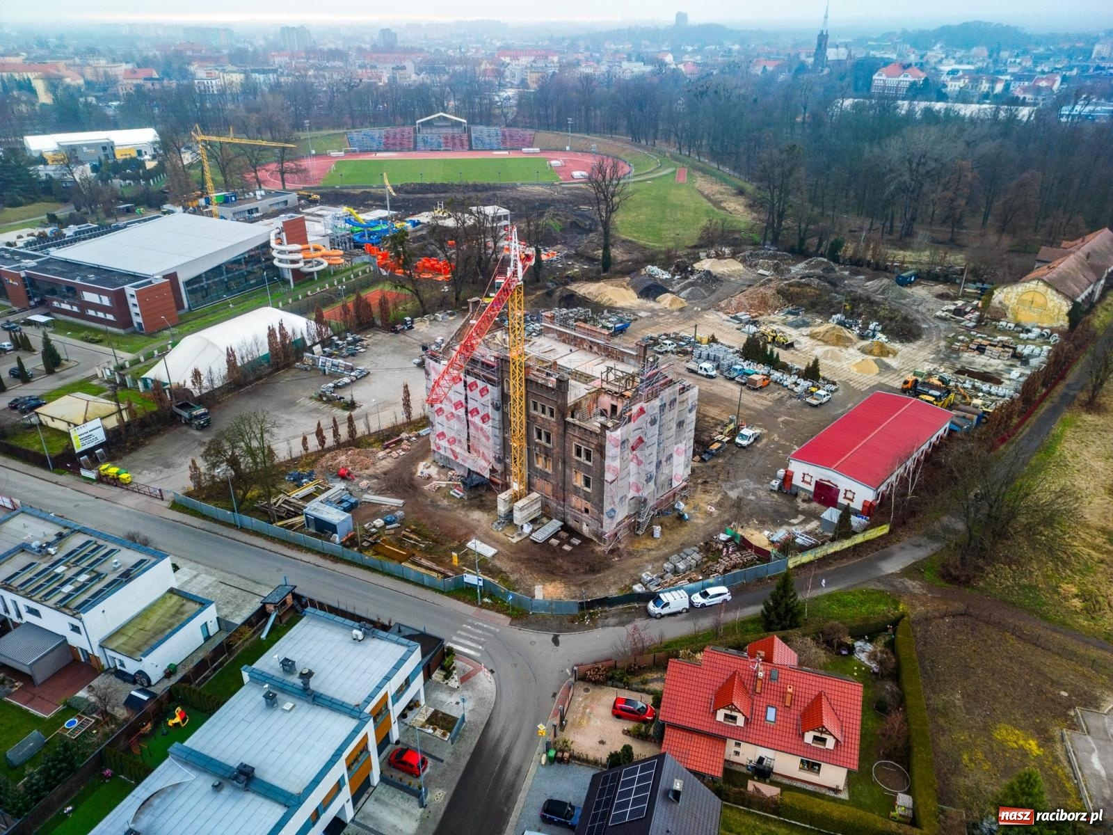 Zdjęcie w galerii na portalu naszraciborz.pl: Ostróg zyskuje nowe oblicze. Baseny zewnętrzne przy H2Ostróg i kolejne inwestycje zmieniają dzielnicę [AKTUALNE FOTO] wiadomości z regionu