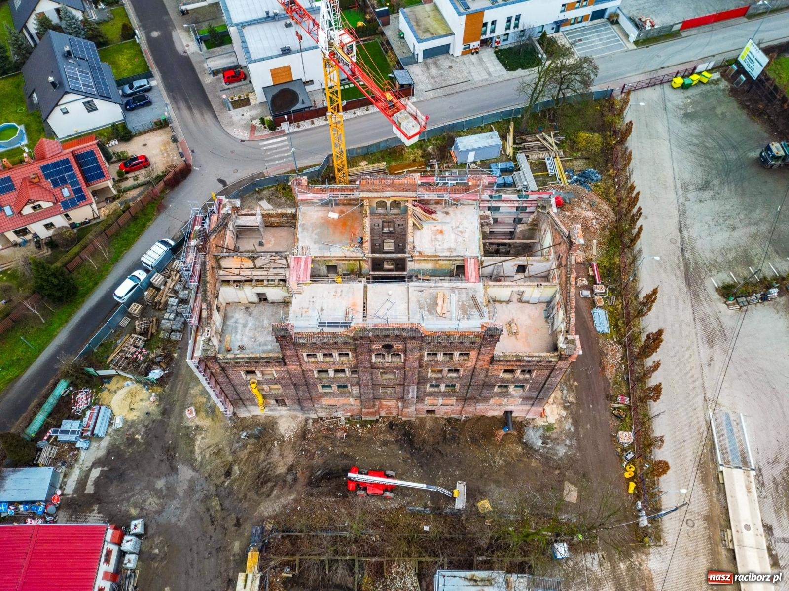 Zdjęcie w galerii na portalu naszraciborz.pl: Ostróg zyskuje nowe oblicze. Baseny zewnętrzne przy H2Ostróg i kolejne inwestycje zmieniają dzielnicę [AKTUALNE FOTO] wiadomości z regionu