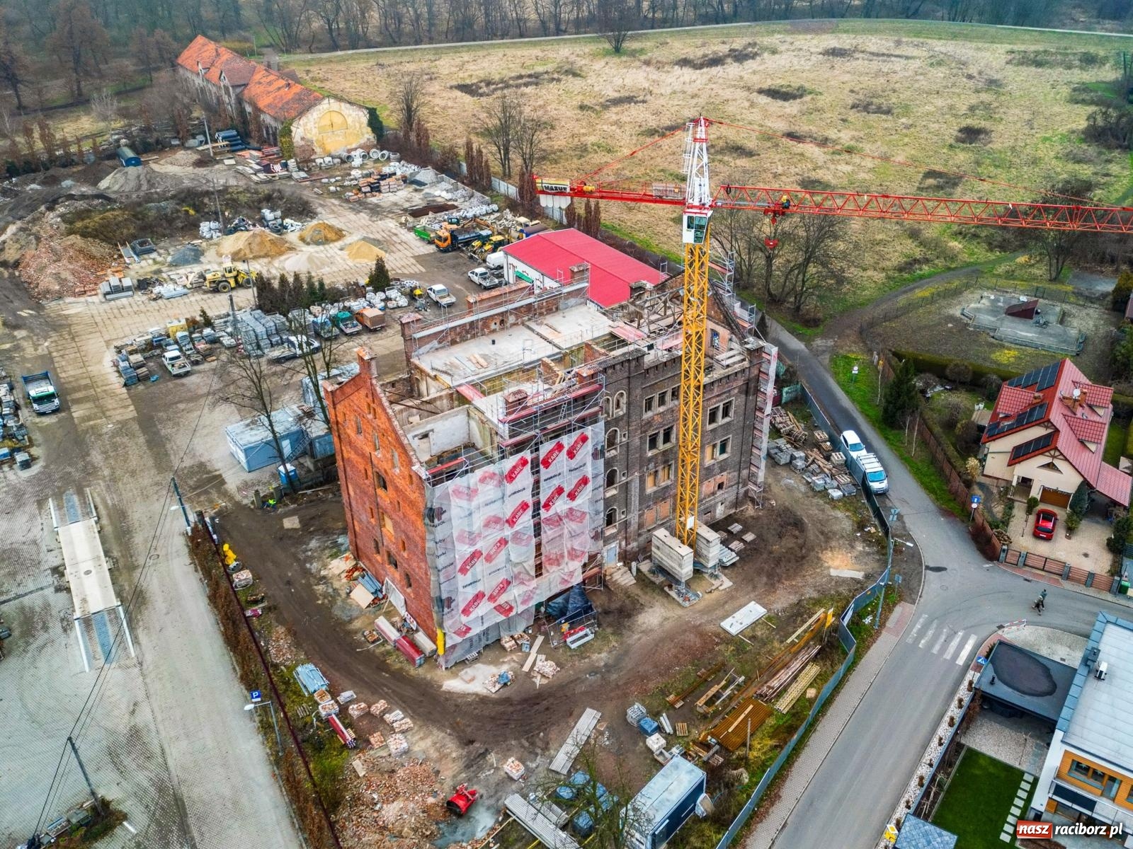Zdjęcie w galerii na portalu naszraciborz.pl: Ostróg zyskuje nowe oblicze. Baseny zewnętrzne przy H2Ostróg i kolejne inwestycje zmieniają dzielnicę [AKTUALNE FOTO] wiadomości z regionu