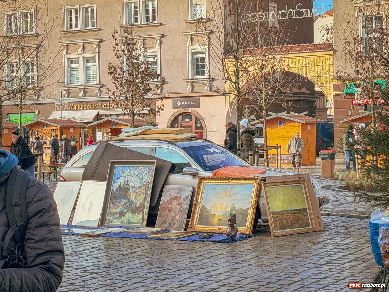 Zdjęcie w galerii na portalu naszraciborz.pl: Ostatni targ staroci w Raciborzu pełen ciekawych znalezisk wiadomości z regionu