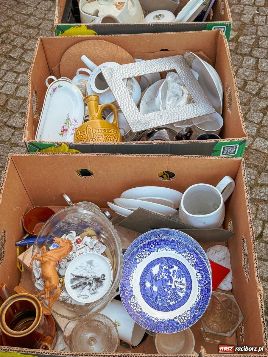 Zdjęcie w galerii na portalu naszraciborz.pl: Ostatni targ staroci w Raciborzu pełen ciekawych znalezisk wiadomości z regionu