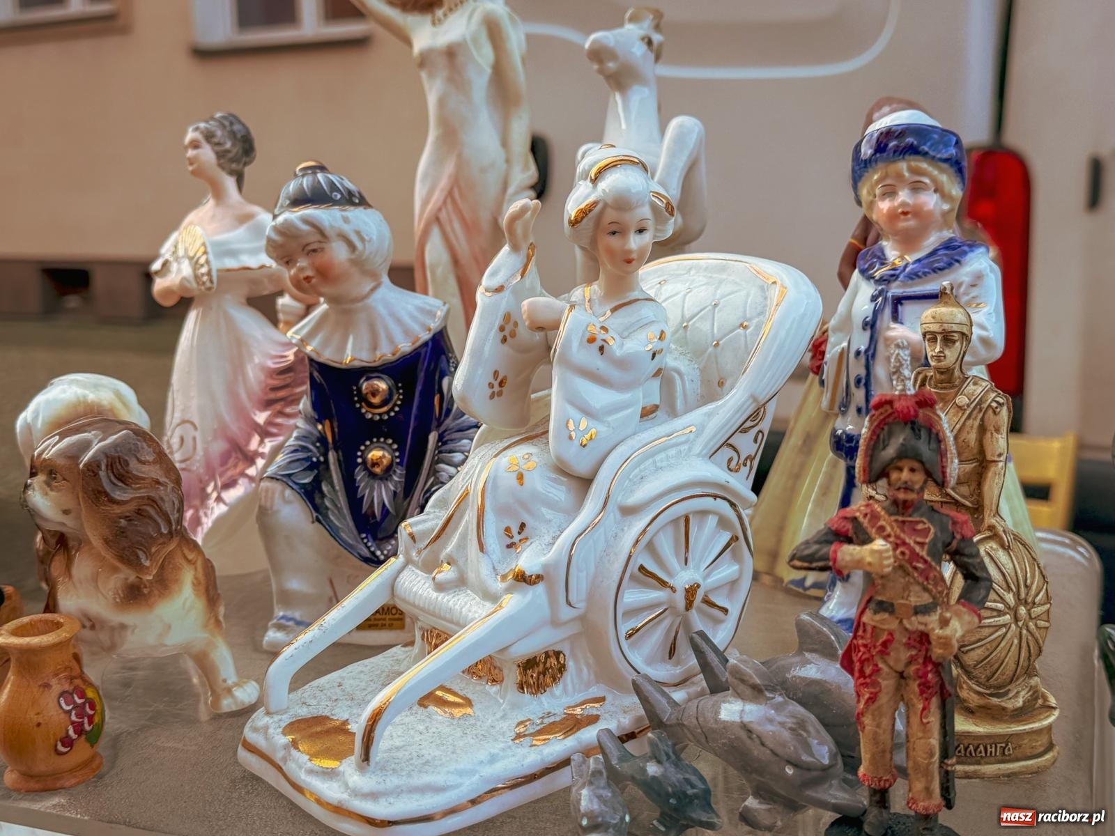 Zdjęcie w galerii na portalu naszraciborz.pl: Ostatni targ staroci w Raciborzu pełen ciekawych znalezisk wiadomości z regionu