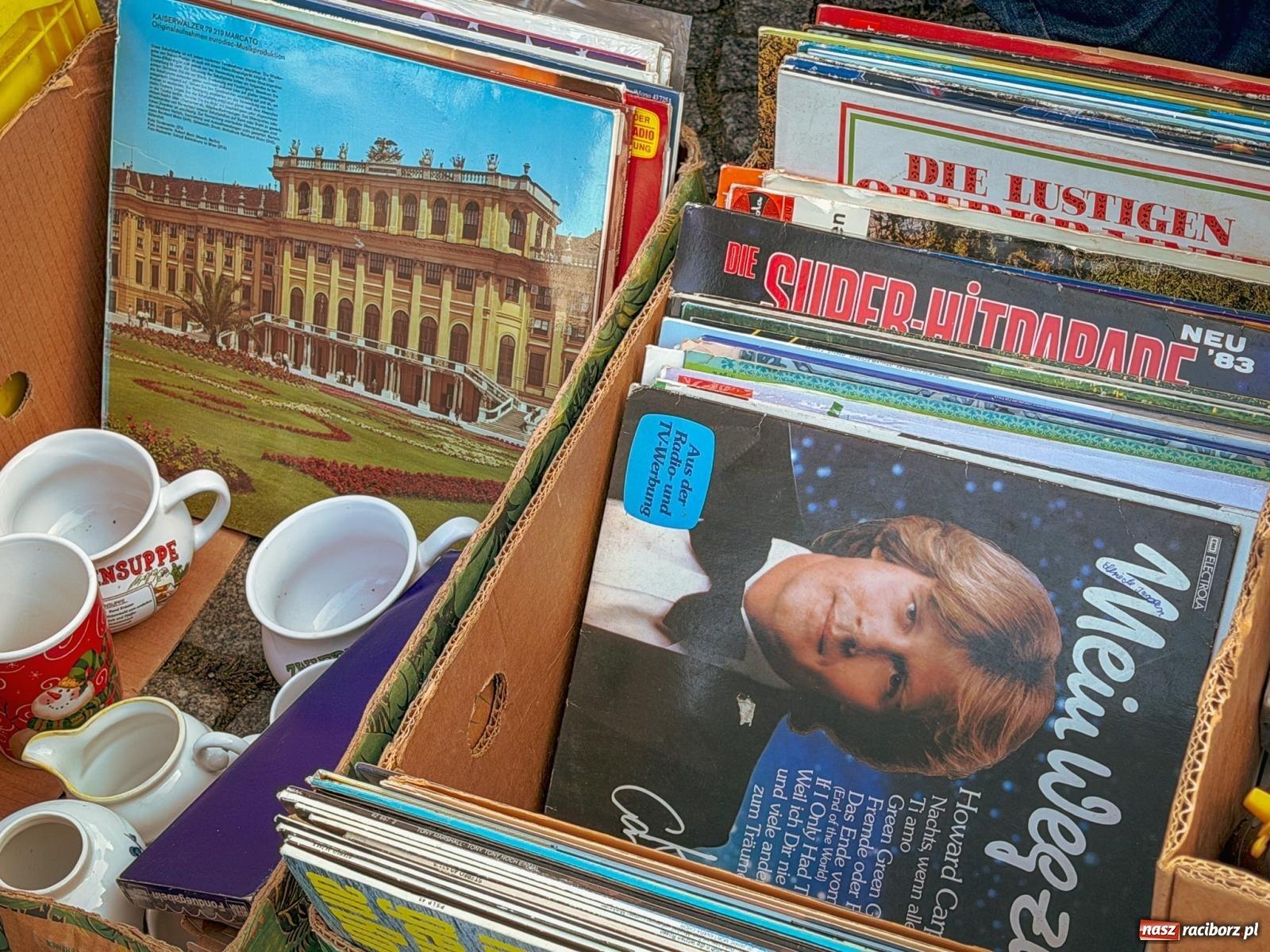 Zdjęcie w galerii na portalu naszraciborz.pl: Ostatni targ staroci w Raciborzu pełen ciekawych znalezisk wiadomości z regionu