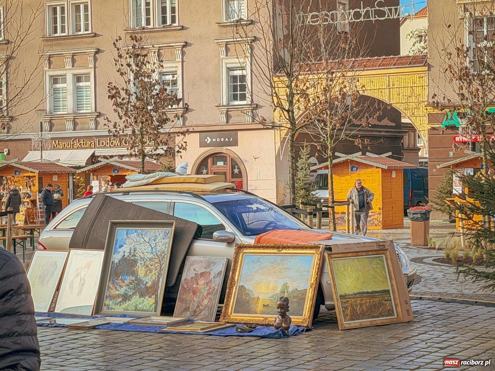 Zdjęcie w galerii na portalu naszraciborz.pl: Ostatni targ staroci w Raciborzu pełen ciekawych znalezisk wiadomości z regionu