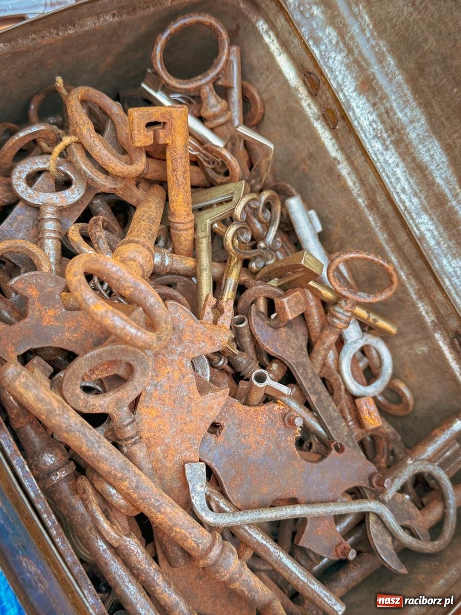 Zdjęcie w galerii na portalu naszraciborz.pl: Ostatni targ staroci w Raciborzu pełen ciekawych znalezisk wiadomości z regionu