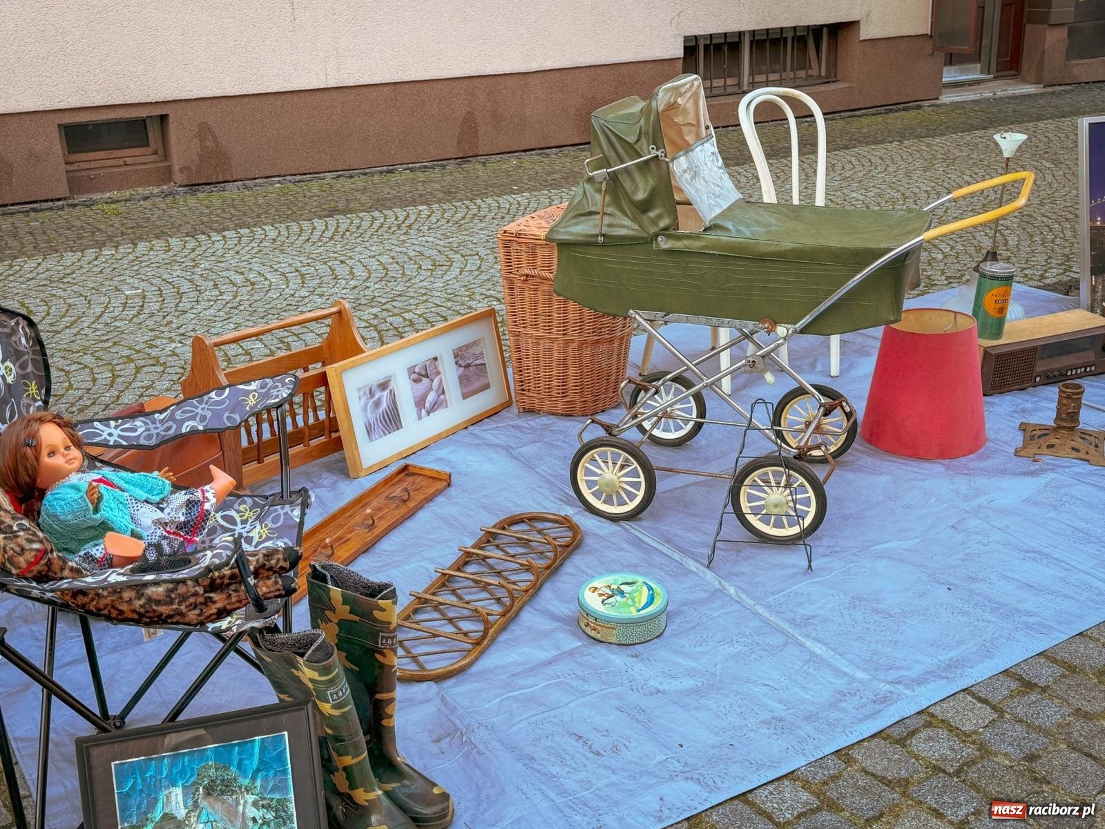 Zdjęcie w galerii na portalu naszraciborz.pl: Ostatni targ staroci w Raciborzu pełen ciekawych znalezisk wiadomości z regionu