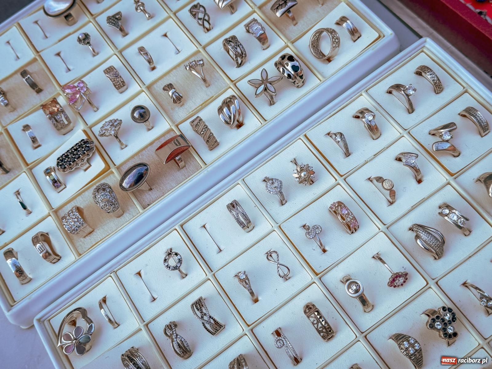 Zdjęcie w galerii na portalu naszraciborz.pl: Ostatni targ staroci w Raciborzu pełen ciekawych znalezisk wiadomości z regionu