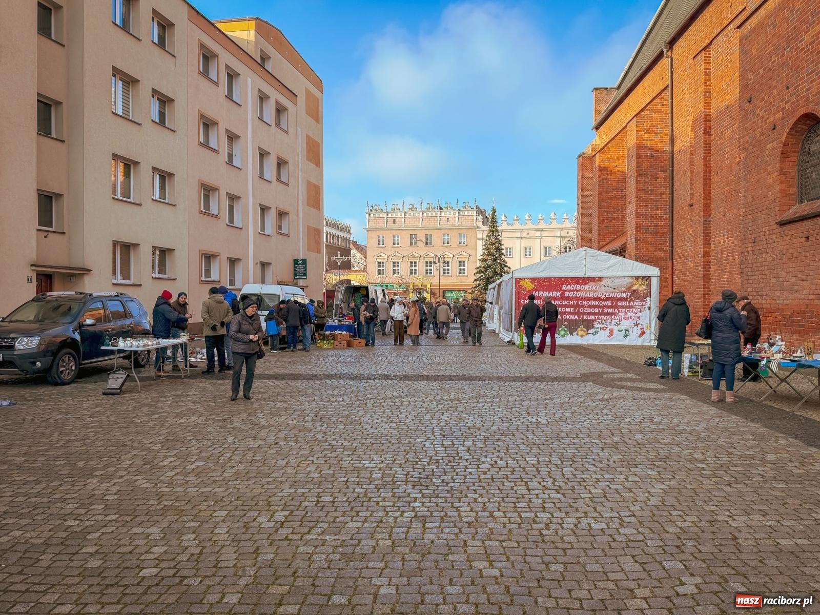 Zdjęcie w galerii na portalu naszraciborz.pl: Ostatni targ staroci w Raciborzu pełen ciekawych znalezisk wiadomości z regionu