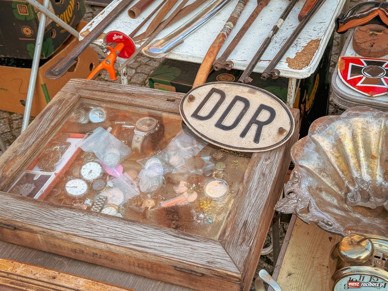 Zdjęcie w galerii na portalu naszraciborz.pl: Ostatni targ staroci w Raciborzu pełen ciekawych znalezisk wiadomości z regionu