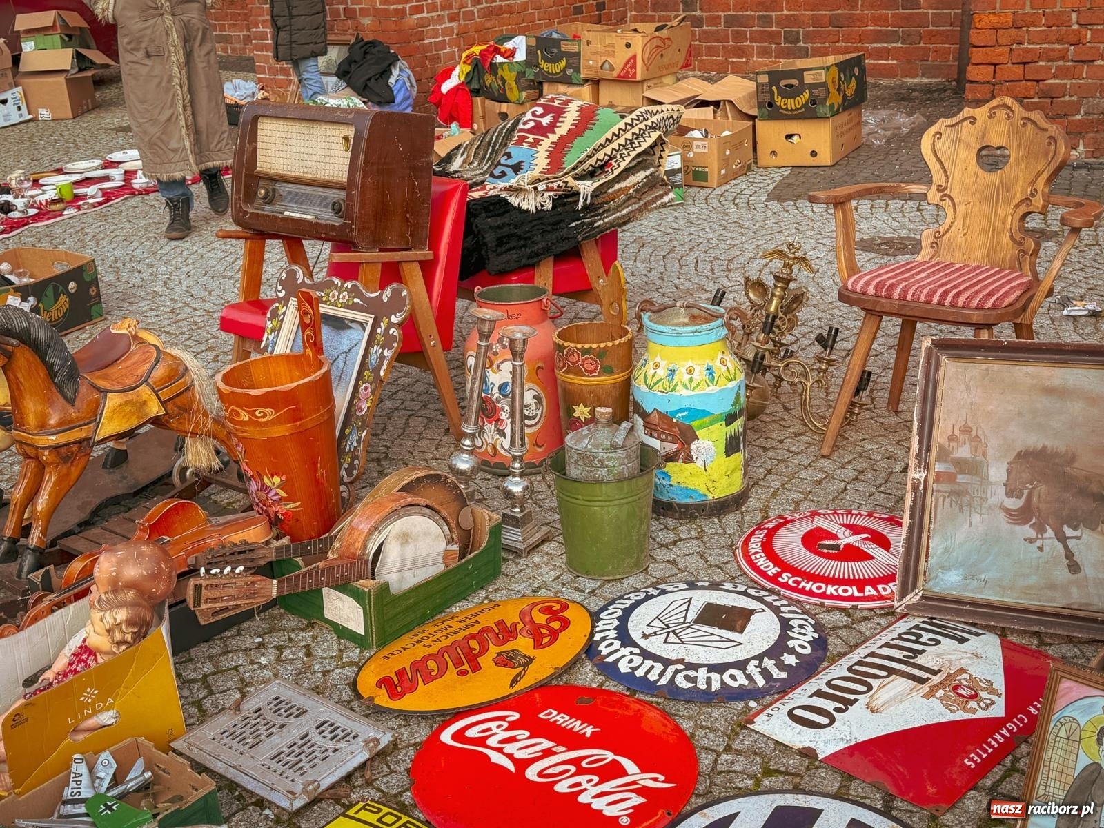 Zdjęcie w galerii na portalu naszraciborz.pl: Ostatni targ staroci w Raciborzu pełen ciekawych znalezisk wiadomości z regionu