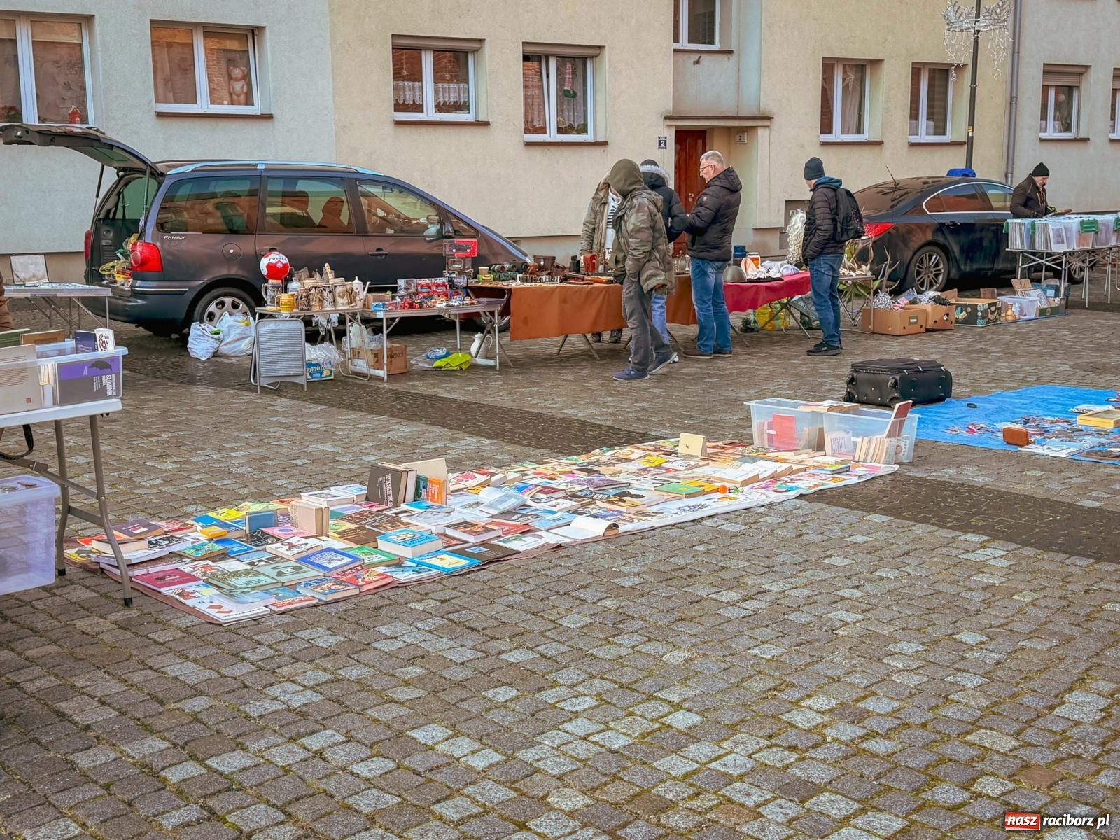 Zdjęcie w galerii na portalu naszraciborz.pl: Ostatni targ staroci w Raciborzu pełen ciekawych znalezisk wiadomości z regionu
