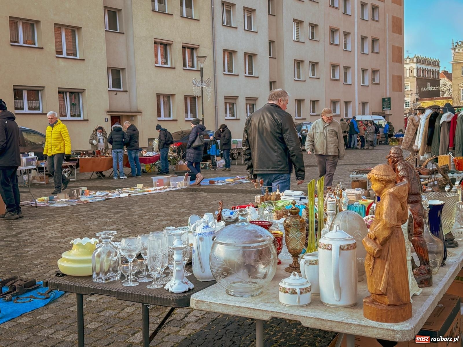 Zdjęcie w galerii na portalu naszraciborz.pl: Ostatni targ staroci w Raciborzu pełen ciekawych znalezisk wiadomości z regionu