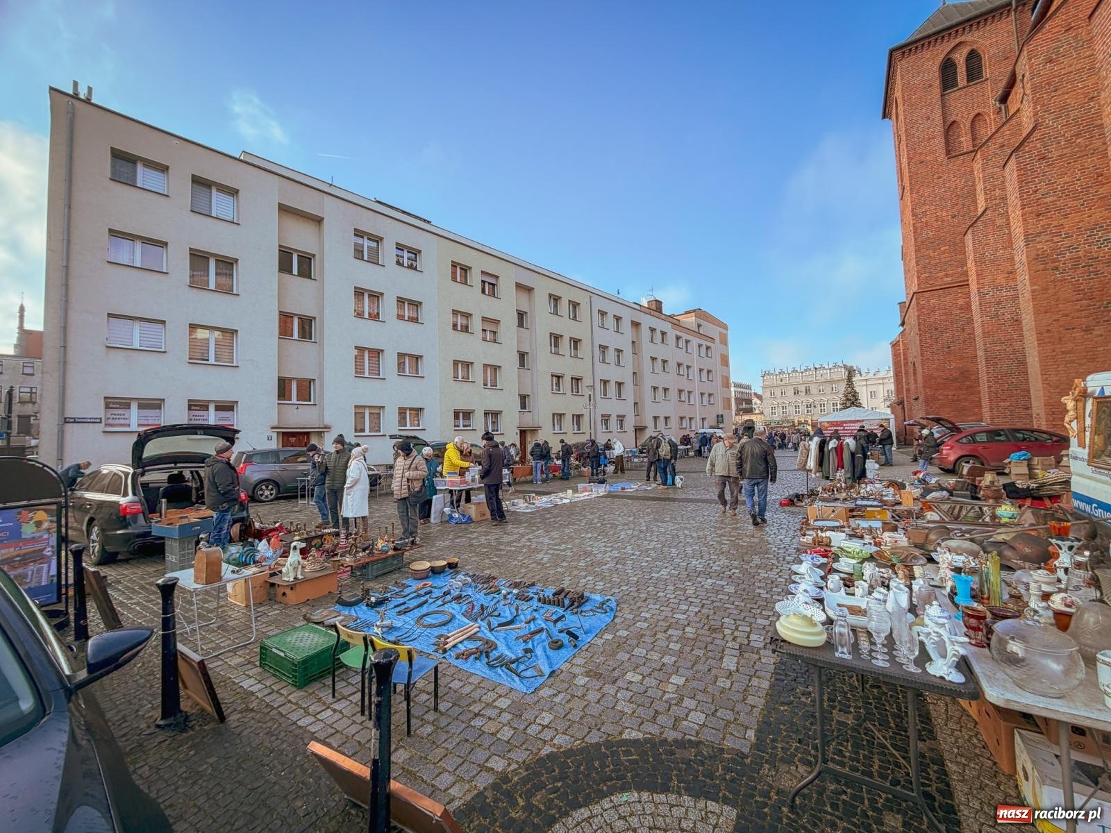 Zdjęcie w galerii na portalu naszraciborz.pl: Ostatni targ staroci w Raciborzu pełen ciekawych znalezisk wiadomości z regionu