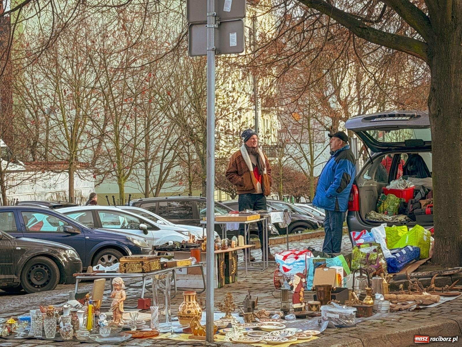 Zdjęcie w galerii na portalu naszraciborz.pl: Ostatni targ staroci w Raciborzu pełen ciekawych znalezisk wiadomości z regionu