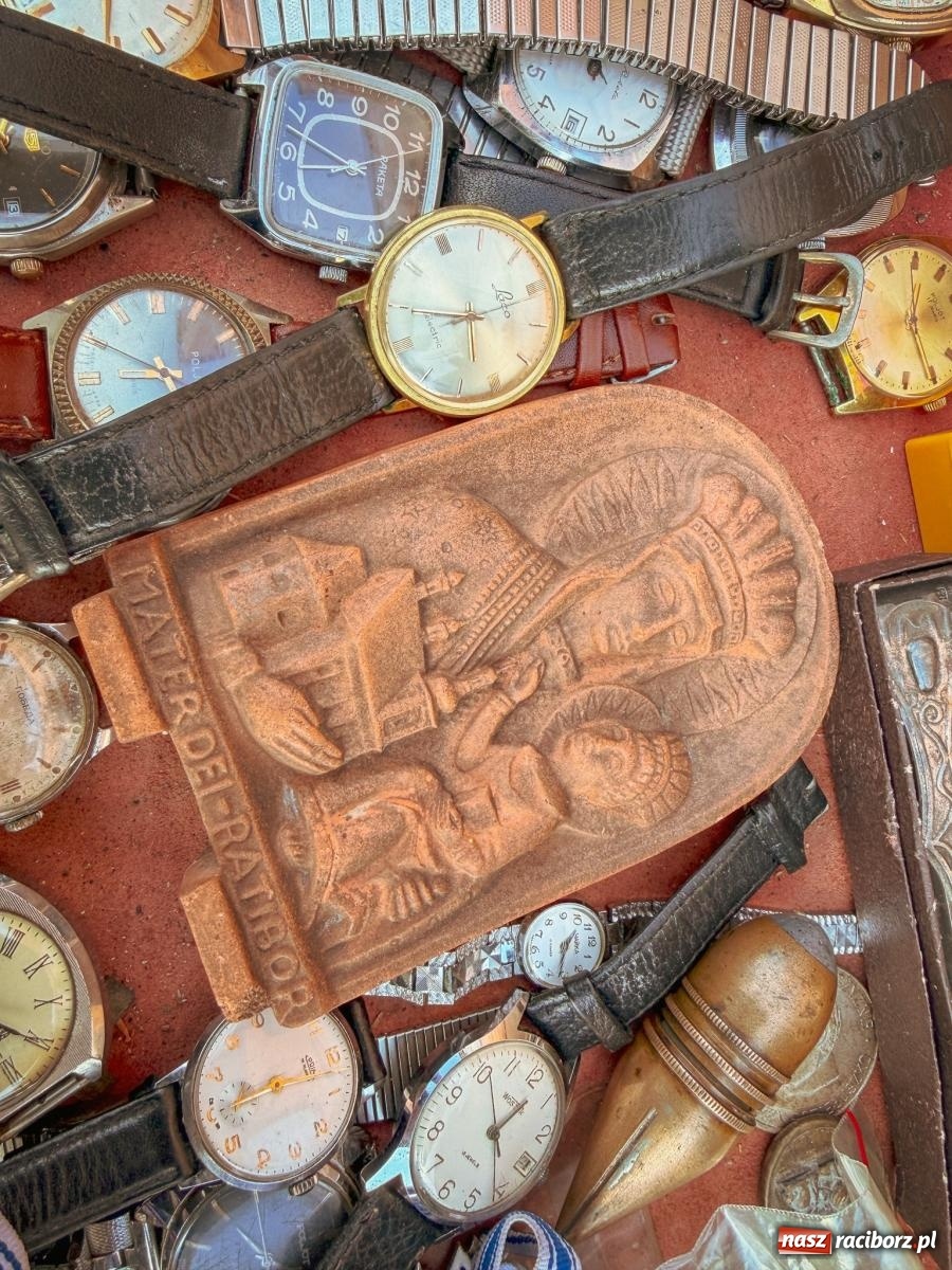 Zdjęcie w galerii na portalu naszraciborz.pl: Ostatni targ staroci w Raciborzu pełen ciekawych znalezisk wiadomości z regionu