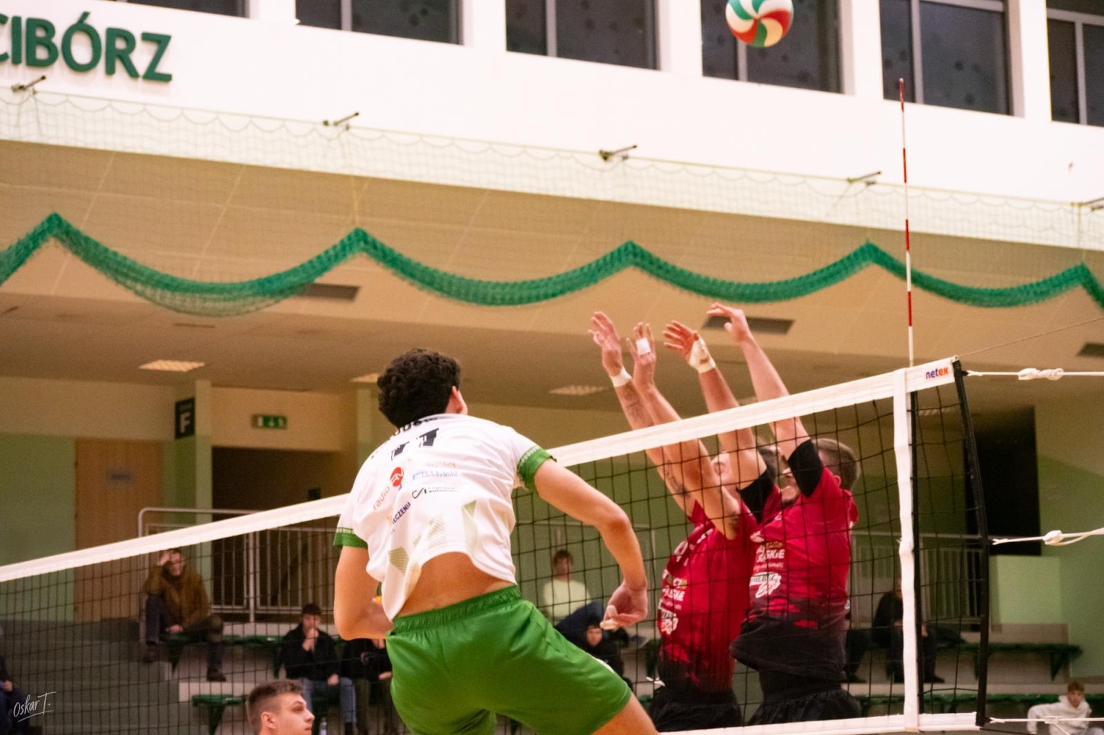 Zdjęcie w galerii na portalu naszraciborz.pl: Pięciosetowy thriller w hali przy Łąkowej. KS Racibórz zakończył rok zwycięstwem [FOTO] wiadomości z regionu