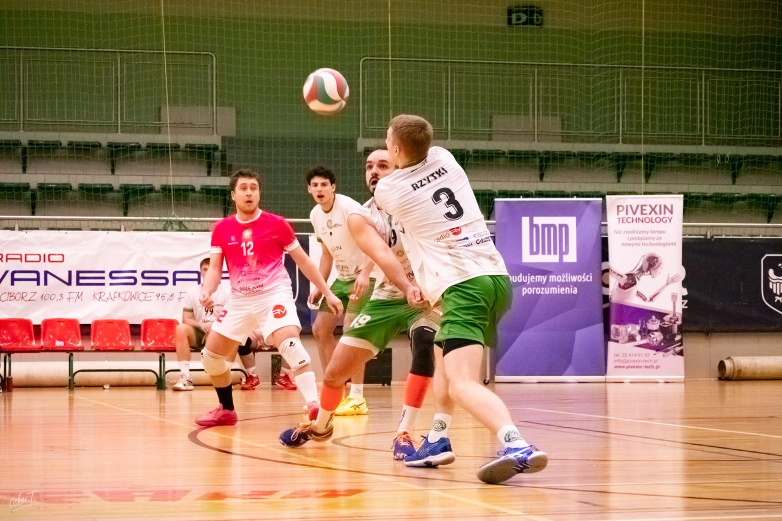 Zdjęcie w galerii na portalu naszraciborz.pl: Pięciosetowy thriller w hali przy Łąkowej. KS Racibórz zakończył rok zwycięstwem [FOTO] wiadomości z regionu