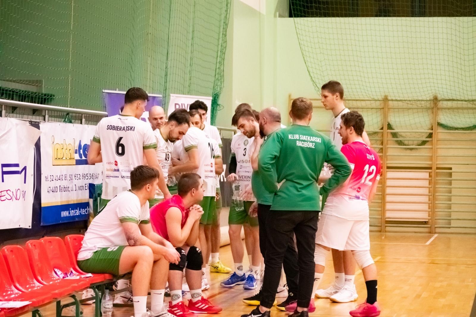 Zdjęcie w galerii na portalu naszraciborz.pl: Pięciosetowy thriller w hali przy Łąkowej. KS Racibórz zakończył rok zwycięstwem [FOTO] wiadomości z regionu