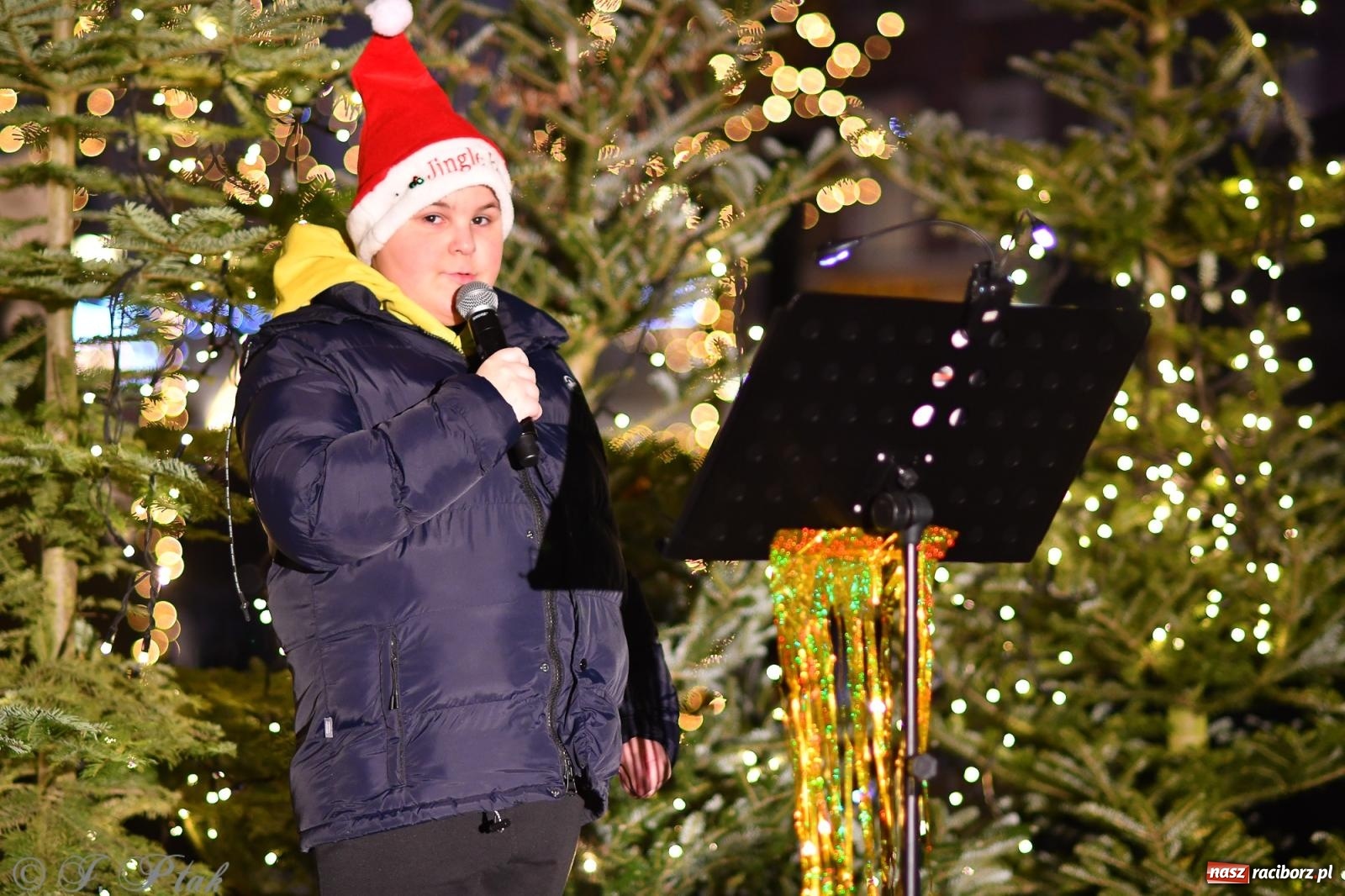 Zdjęcie w galerii na portalu naszraciborz.pl: Finał raciborskiego jarmarku - muzyka i oświetlone pojazdy wiadomości z regionu