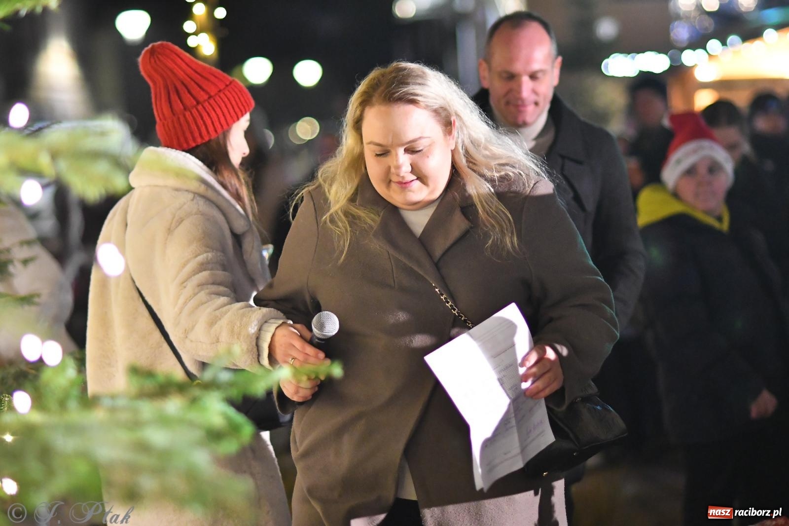 Zdjęcie w galerii na portalu naszraciborz.pl: Finał raciborskiego jarmarku - muzyka i oświetlone pojazdy wiadomości z regionu