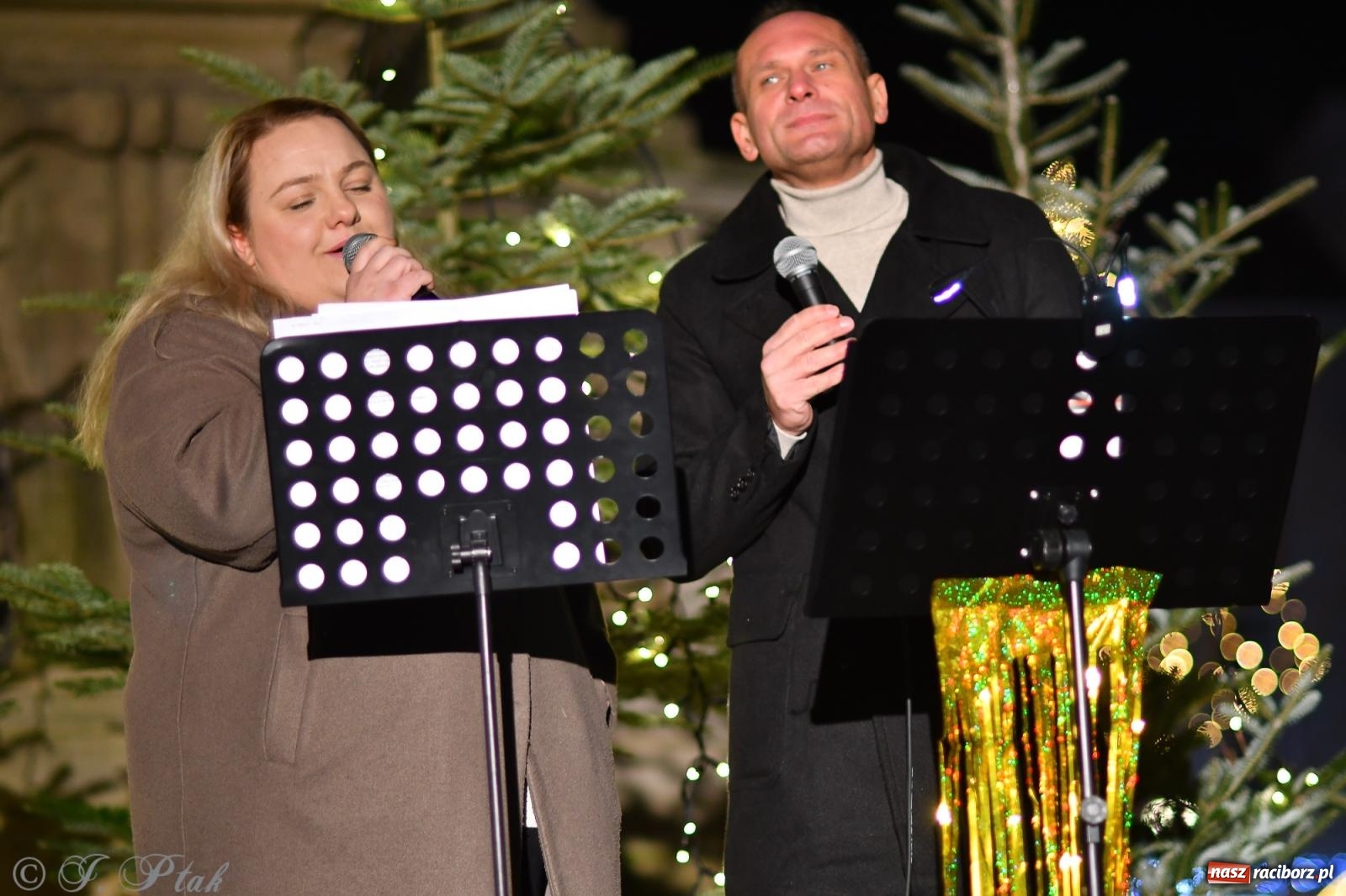 Zdjęcie w galerii na portalu naszraciborz.pl: Finał raciborskiego jarmarku - muzyka i oświetlone pojazdy wiadomości z regionu