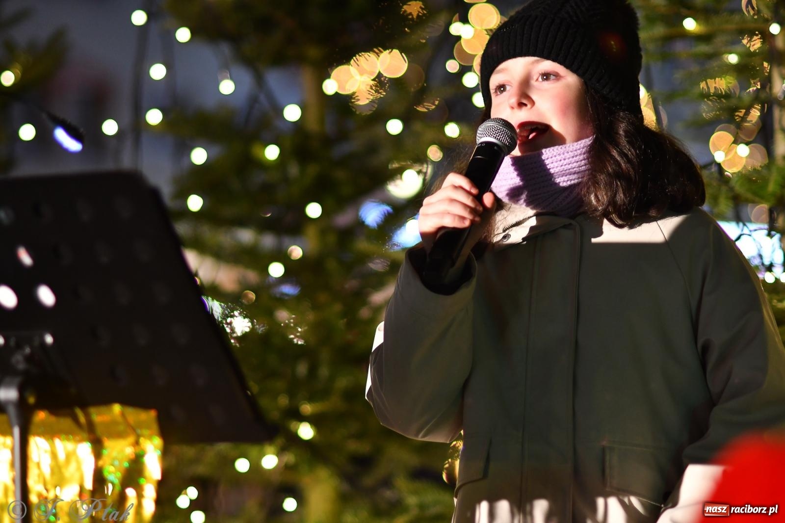 Zdjęcie w galerii na portalu naszraciborz.pl: Finał raciborskiego jarmarku - muzyka i oświetlone pojazdy wiadomości z regionu