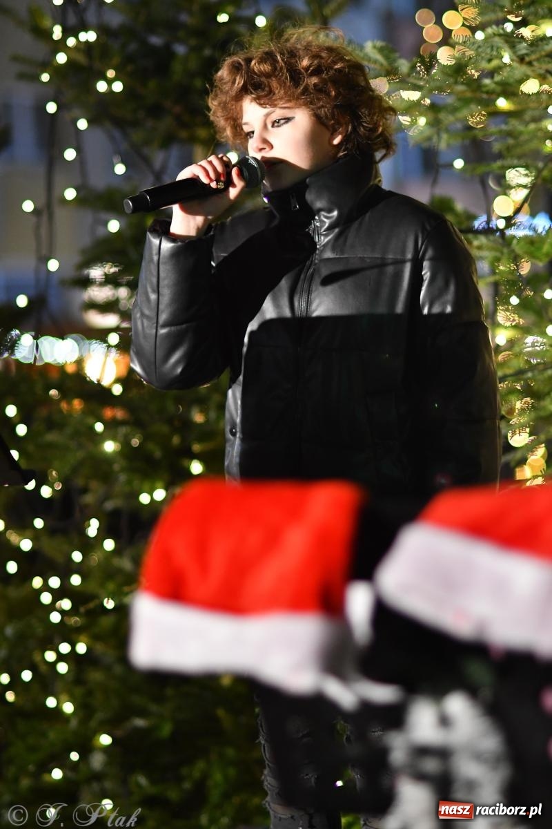 Zdjęcie w galerii na portalu naszraciborz.pl: Finał raciborskiego jarmarku - muzyka i oświetlone pojazdy wiadomości z regionu